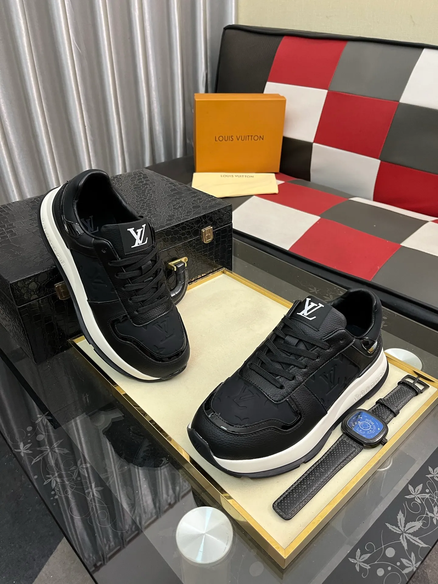 Men's shoes💰438⌚️⌚️《Louis vuitton/LV Louis Vuitton》original quality.~ Unique modern style sneakers. 🏃A must-have casual shoe for trendy men😍😍 Original brand imported from Italy, imported original leather, cowhide lining (refuses to discolor and grind feet) Sole: Original sole provided by the original factory, French lazy style design ⚠️Fit to the feet Original quality code number: 38-443️⃣Colors available
